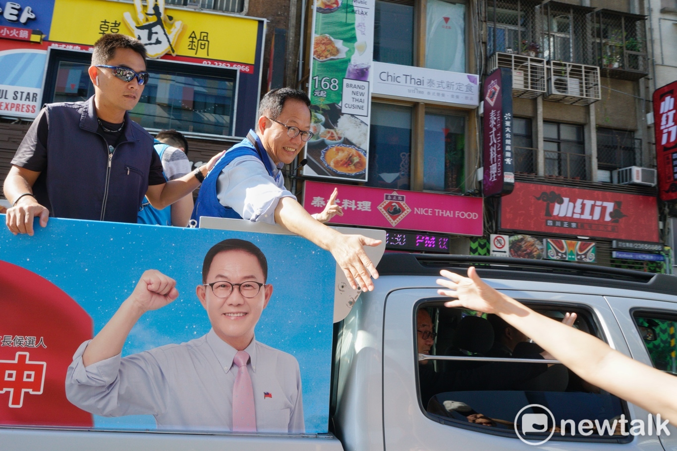 國民黨台北市長候選人丁守中上午在中正、萬華區掃街時,一位支持者跑向前和丁握手。 圖:張良一/攝 國民黨台北市長候選人丁守中上午在中正、萬華區掃街時,一位支持者跑向前和丁握手。 圖:張良一/攝