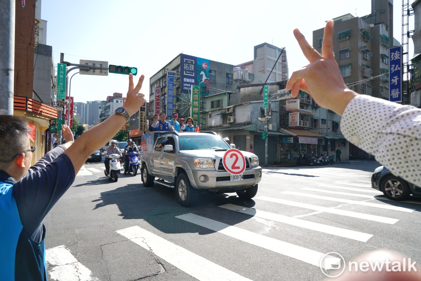 國民黨台北市長候選人丁守中上午在中正、萬華區掃街時,支持者在路旁向丁加油。 圖:張良一/攝 國民黨台北市長候選人丁守中上午在中正、萬華區掃街時,支持者在路旁向丁加油。 圖:張良一/攝