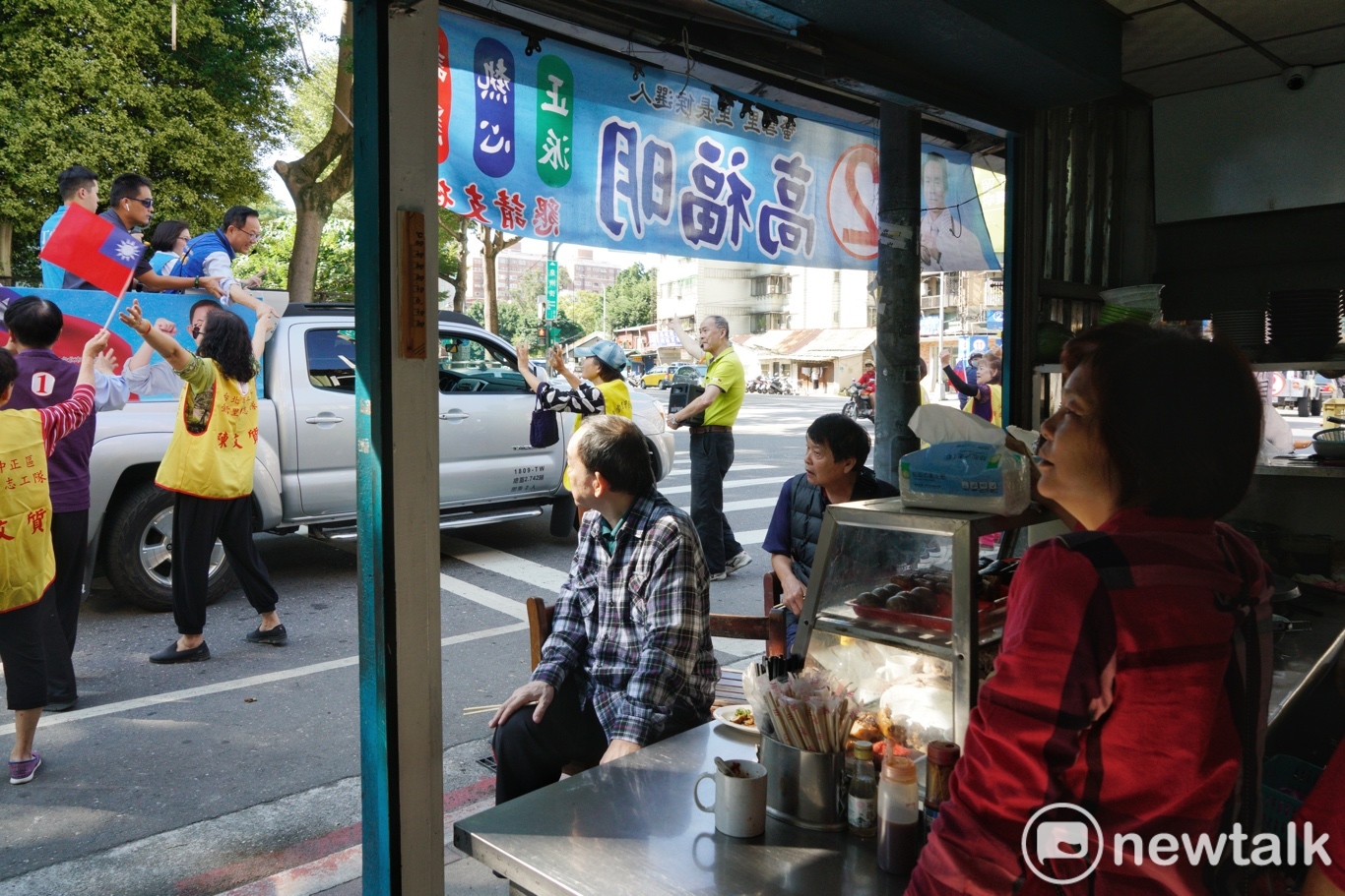 國民黨台北市長候選人丁守中上午在中正、萬華區掃街經過一家麵攤時,麵攤裡的民眾好奇的看著丁守中。 圖:張良一/攝 國民黨台北市長候選人丁守中上午在中正、萬華區掃街經過一家麵攤時,麵攤裡的民眾好奇的看著丁守中。 圖:張良一/攝