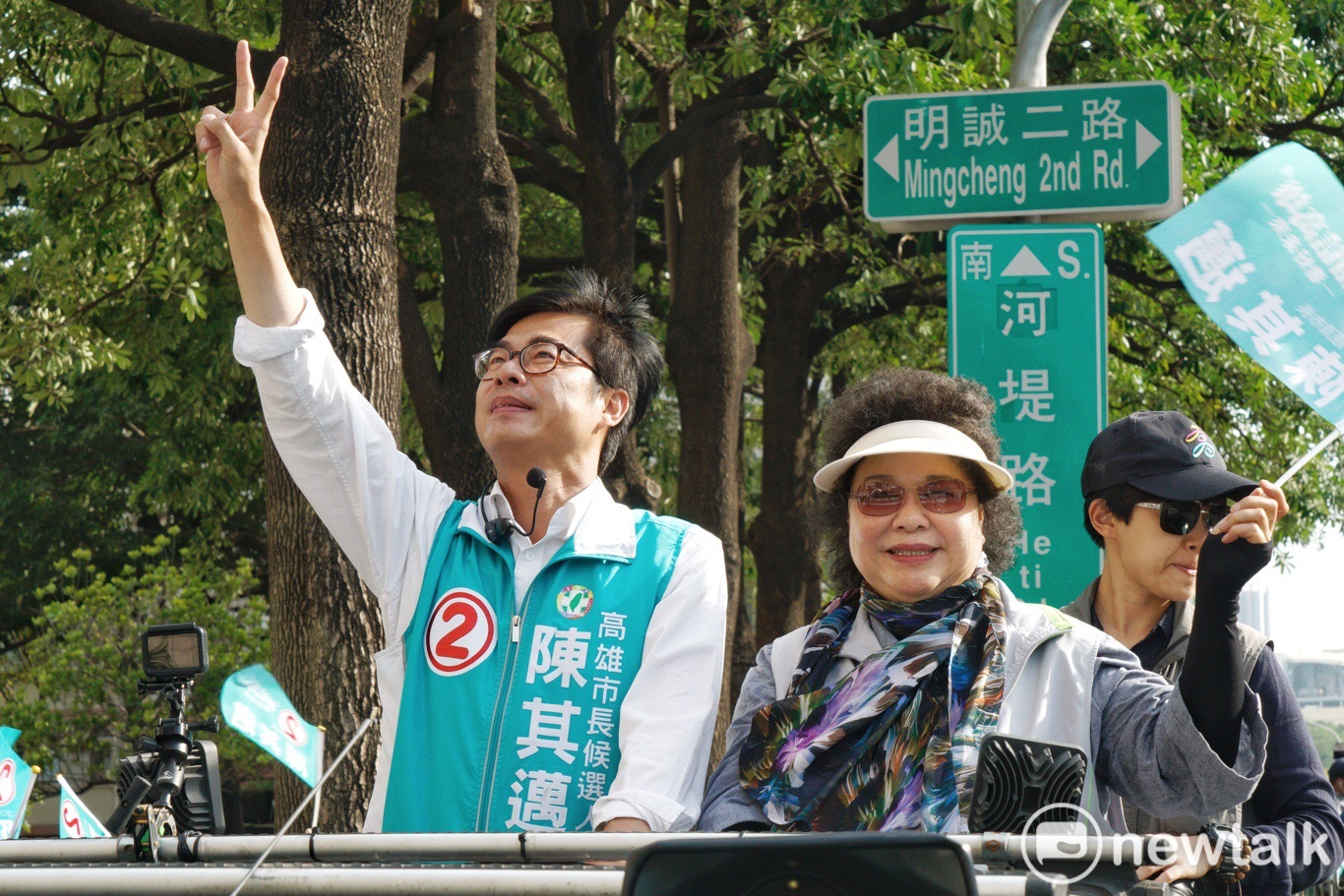 陳其邁與陳菊聯合掃街。 圖:張良一/攝 陳其邁與陳菊聯合掃街。 圖:張良一/攝
