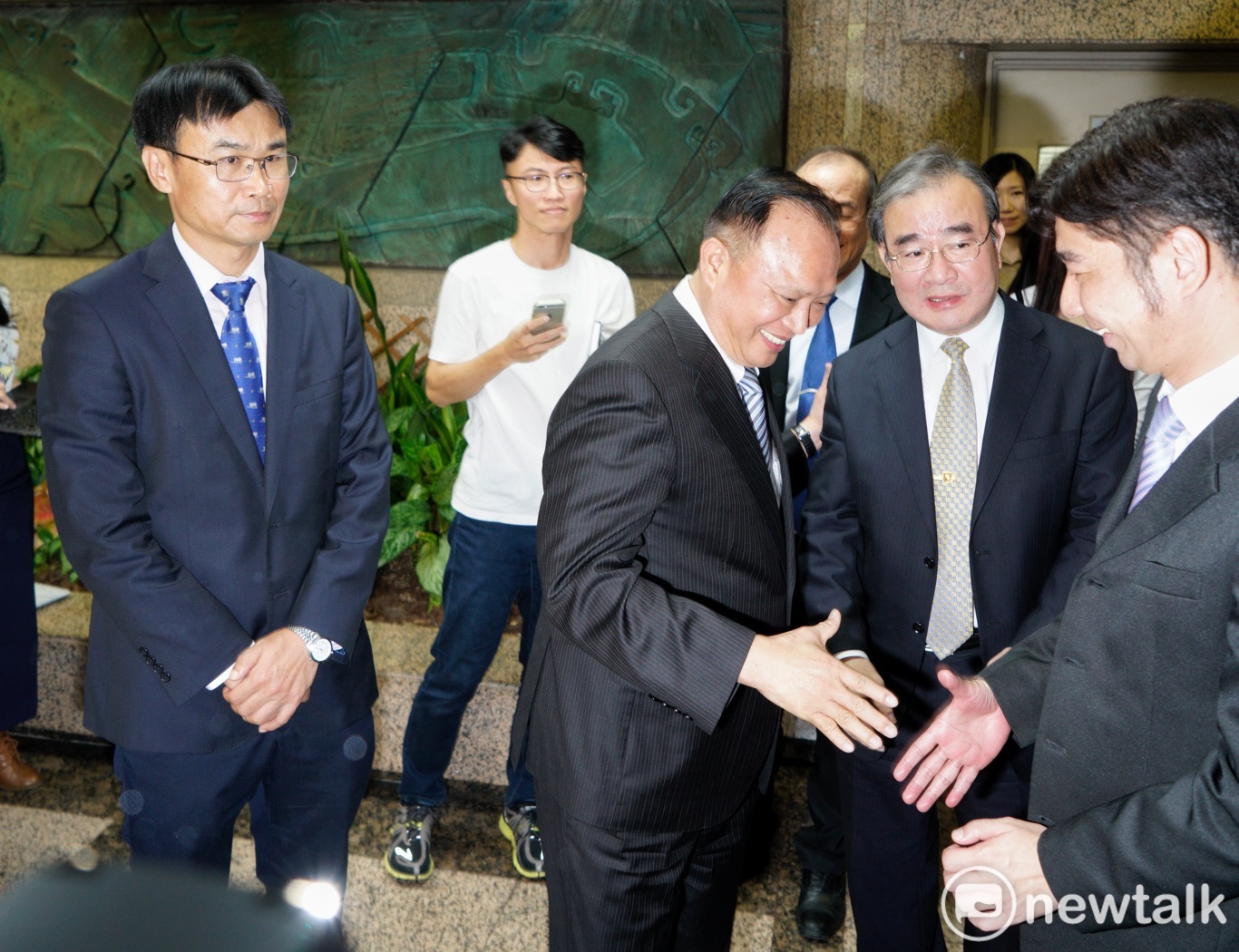 農委會主委林聰賢(右3)為敗選請辭,代理農委會主委的陳吉仲(左)表示,他辭意甚堅,將與林聰賢同進退。 圖:張良一/攝 農委會主委林聰賢(右3)為敗選請辭,代理農委會主委的陳吉仲(左)表示,他辭意甚堅,將與林聰賢同進退。 圖:張良一/攝