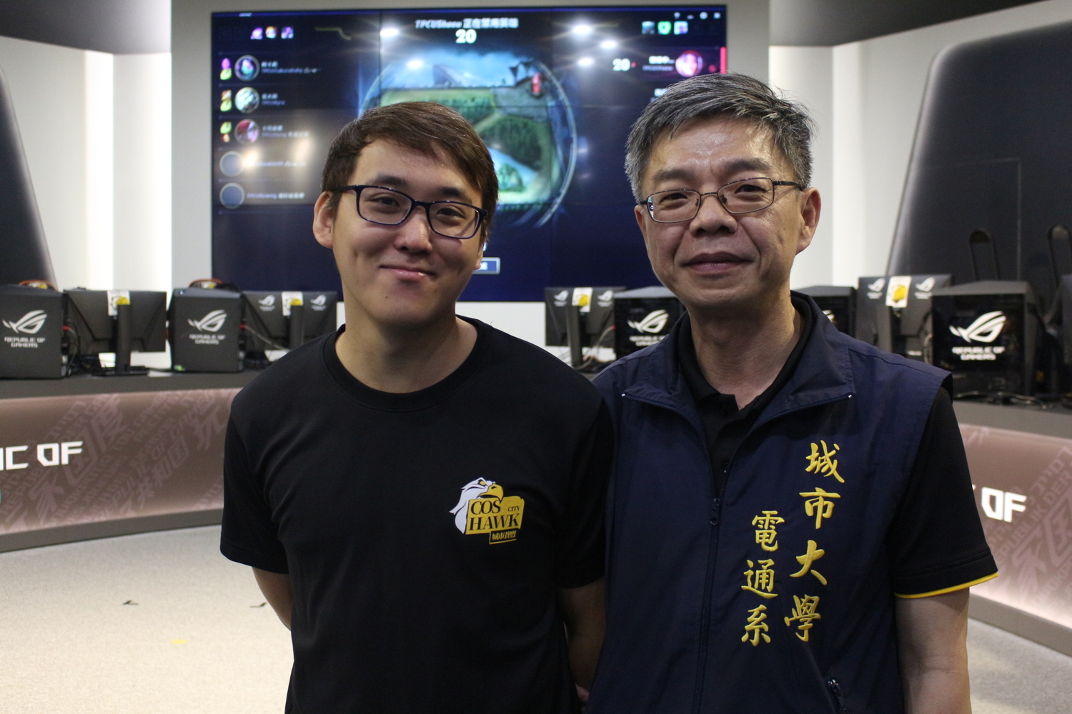 系主任詹勳鴻與畢業生李昶毅合影。