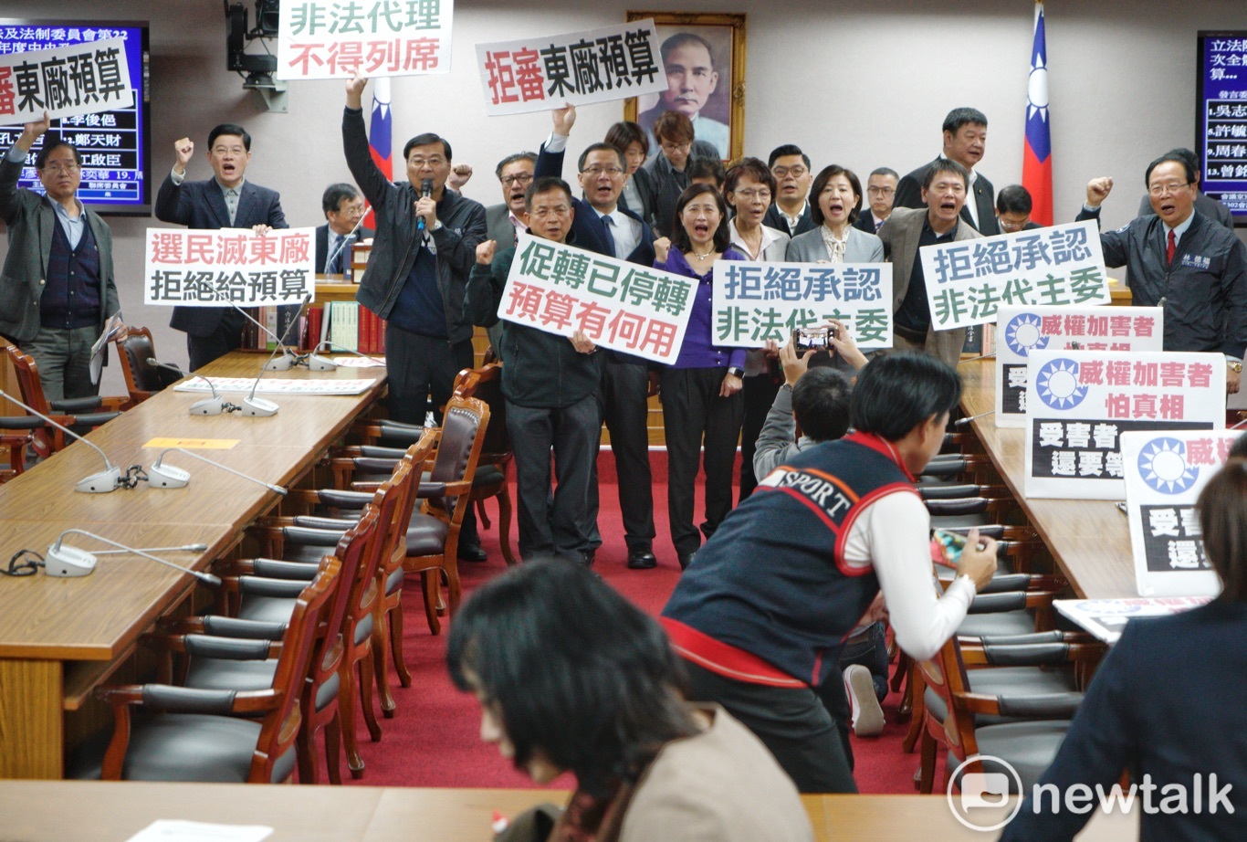 立法院司法法制委員會10日上午原訂審查促轉會,國民黨以楊翠非法代理主席為由,罷審促轉會預算。圖前為促轉會代理主委楊翠。 圖:張良一/攝 立法院司法法制委員會10日上午原訂審查促轉會,國民黨以楊翠非法代理主席為由,罷審促轉會預算。圖前為促轉會代理主委楊翠。 圖:張良一/攝