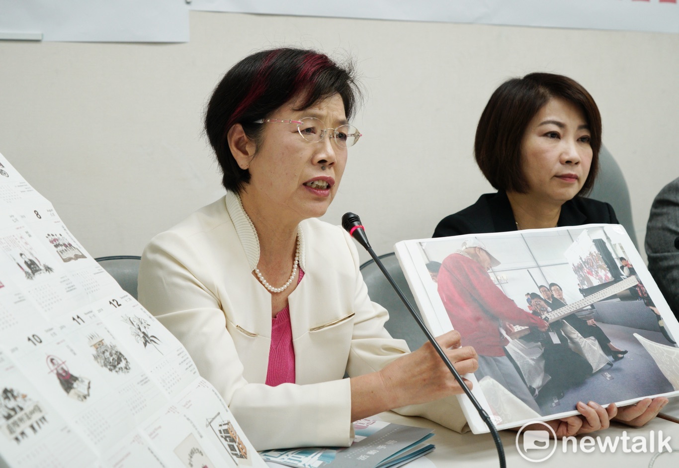 民進黨立委尤美女拿出一張照片哽咽地表示,希望國民黨不要再把東廠掛在嘴邊,這種負面教育只會破壞社會和解與和諧。 圖:張良一/攝 民進黨立委尤美女拿出一張照片哽咽地表示,希望國民黨不要再把東廠掛在嘴邊,這種負面教育只會破壞社會和解與和諧。 圖:張良一/攝