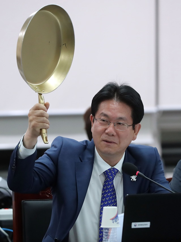 李銅燮曾在2017年底的某次質詢拿出《絕地求生》最強防具「平底鍋」。 李銅燮曾在2017年底的某次質詢拿出《絕地求生》最強防具「平底鍋」。