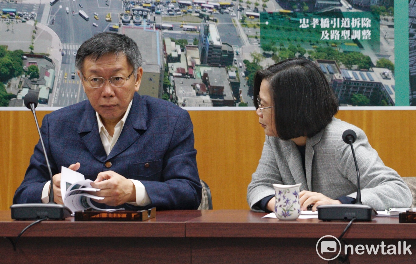 總統蔡英文與台北市長柯文哲舉行的「蔡柯會」下午2點在北門登場,並在郵政大樓商討市政建設,全程對媒體公開,大家也好其兩人是否有私下討論綠白合作的可能。 圖:張良一/攝 總統蔡英文與台北市長柯文哲舉行的「蔡柯會」下午2點在北門登場,並在郵政大樓商討市政建設,全程對媒體公開,大家也好其兩人是否有私下討論綠白合作的可能。 圖:張良一/攝