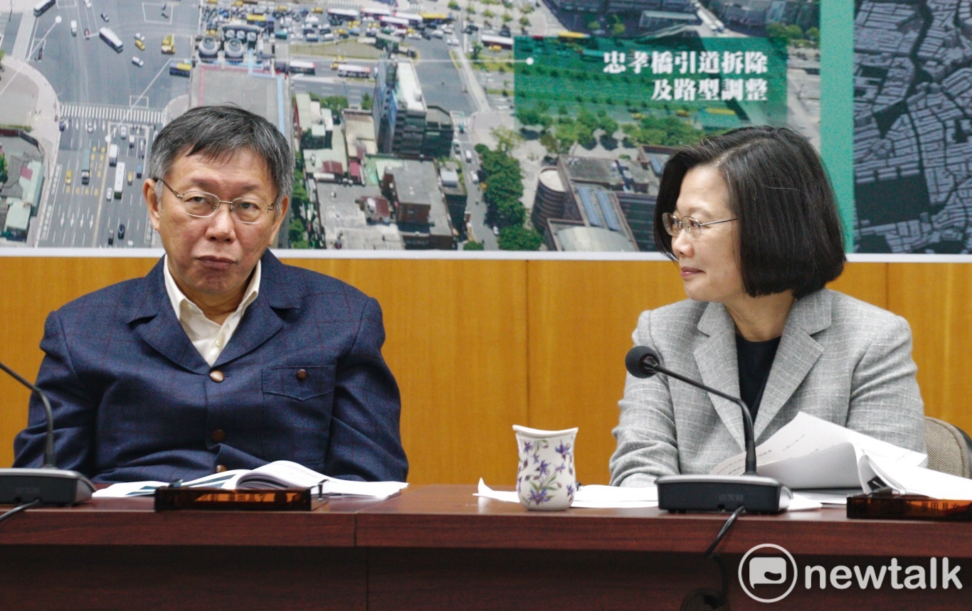 總統蔡英文與台北市長柯文哲今(13)日舉行「蔡柯會」,商討台北市政規劃。 圖:張良一/攝 總統蔡英文與台北市長柯文哲今(13)日舉行「蔡柯會」,商討台北市政規劃。 圖:張良一/攝