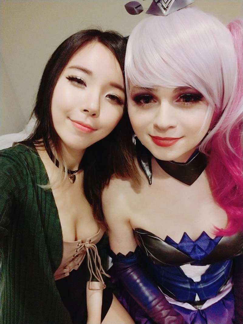 Sneaky打扮成元素幻化使「幽冥」拉克絲與女友Lynn合照。