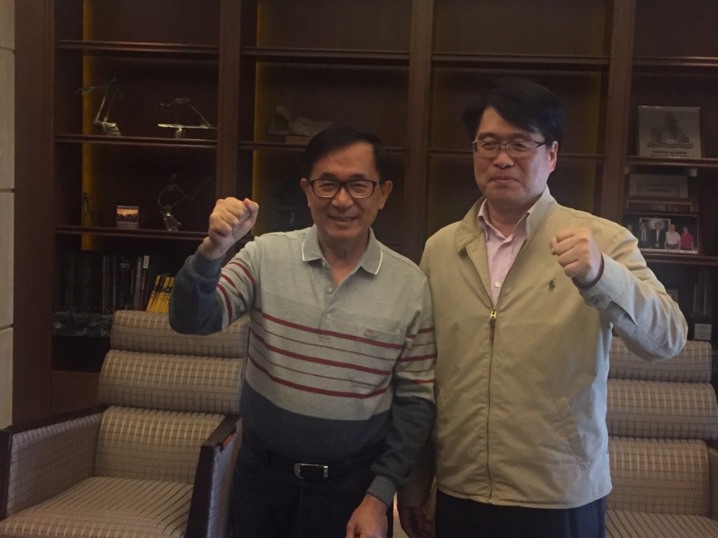 民進黨主席候選人游盈隆向前總統陳水扁請益。 圖:游盈隆/提供 民進黨主席候選人游盈隆向前總統陳水扁請益。 圖:游盈隆/提供