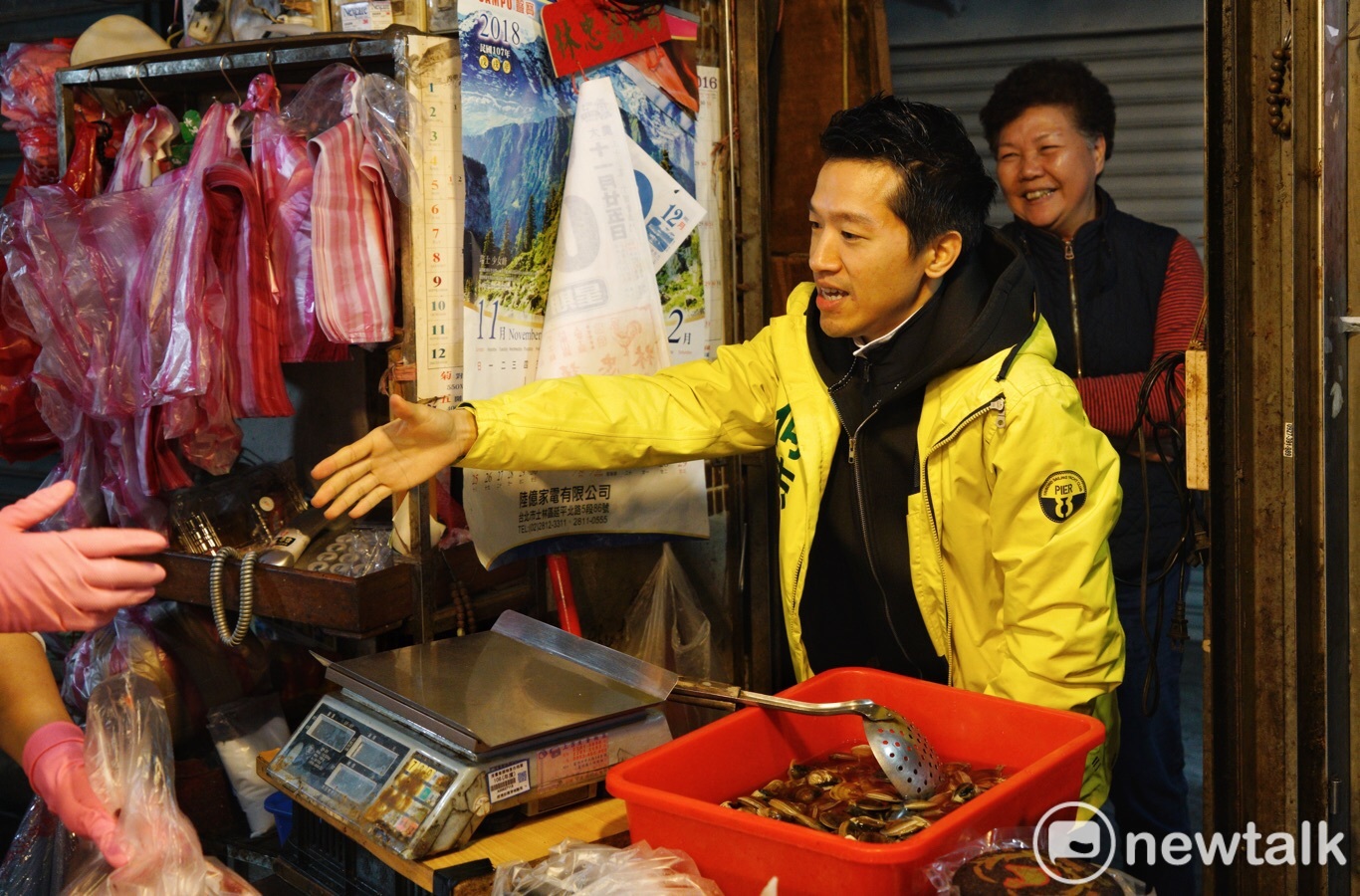 民進黨立委參選人何志偉今日赴葫蘆堵市場掃街拜票。 圖 : 張良一 / 攝 民進黨立委參選人何志偉今日赴葫蘆堵市場掃街拜票。 圖 : 張良一 / 攝