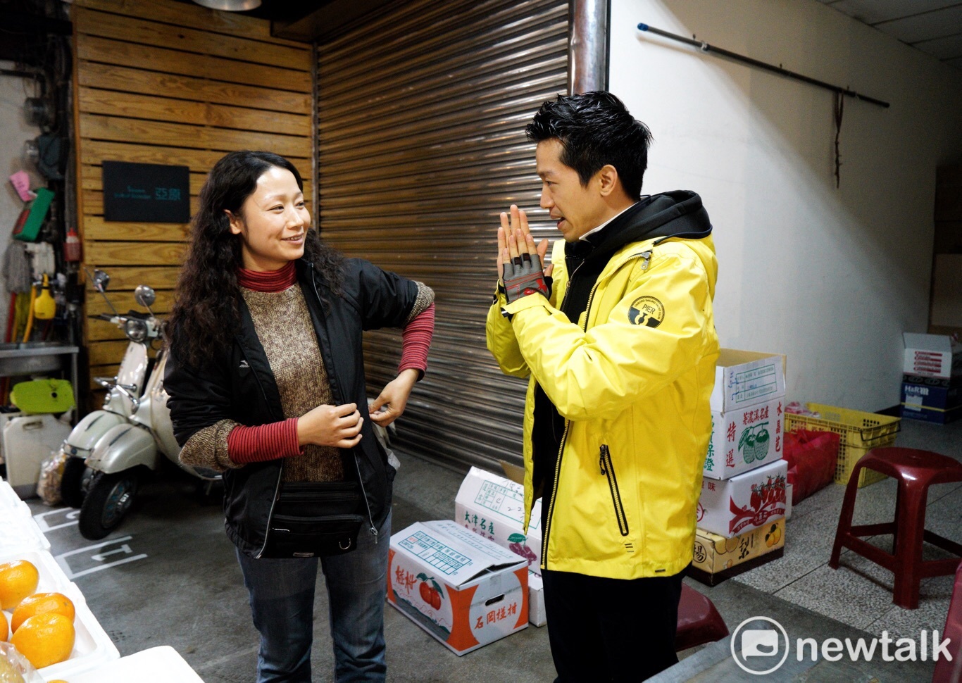 民進黨立委參選人何志偉今日赴葫蘆堵市場掃街拜票。 圖 : 張良一 / 攝 民進黨立委參選人何志偉今日赴葫蘆堵市場掃街拜票。 圖 : 張良一 / 攝
