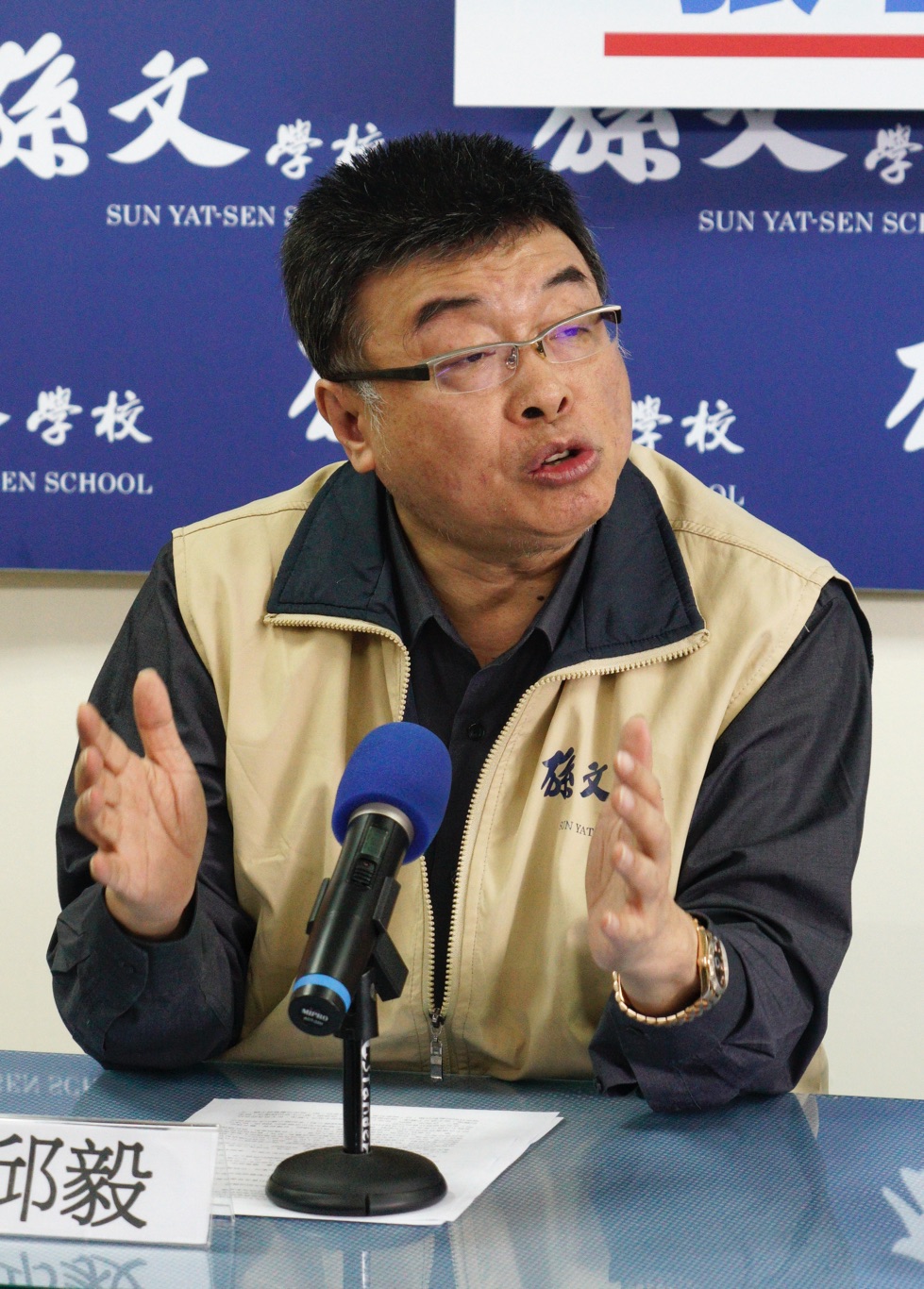 邱毅陪同張亞中召開參選總統記者會。 圖:張良一/攝 邱毅陪同張亞中召開參選總統記者會。 圖:張良一/攝