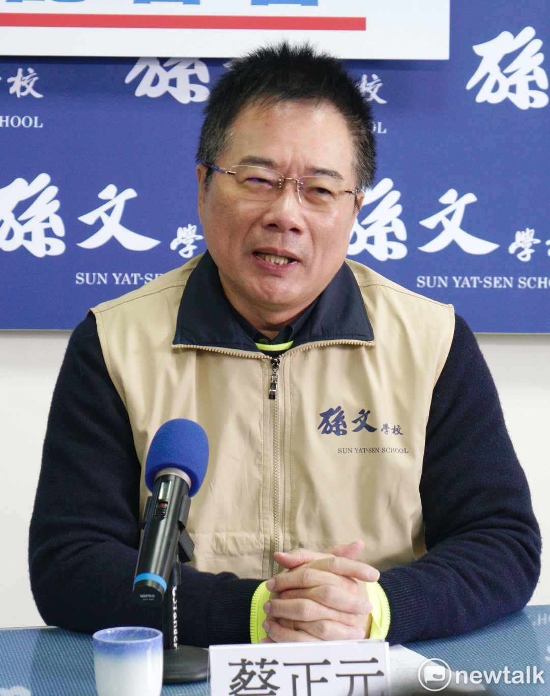 孫文學校校張亞中在邱毅、蔡正元陪同下舉行記者會,宣布參選2020國民黨總統大選,張亞中並在會中提出兩岸簽署兩岸和平協議、重啓核四、廢除東廠機構等主張。 圖:張良一/攝 孫文學校校張亞中在邱毅、蔡正元陪同下舉行記者會,宣布參選2020國民黨總統大選,張亞中並在會中提出兩岸簽署兩岸和平協議、重啓核四、廢除東廠機構等主張。 圖:張良一/攝