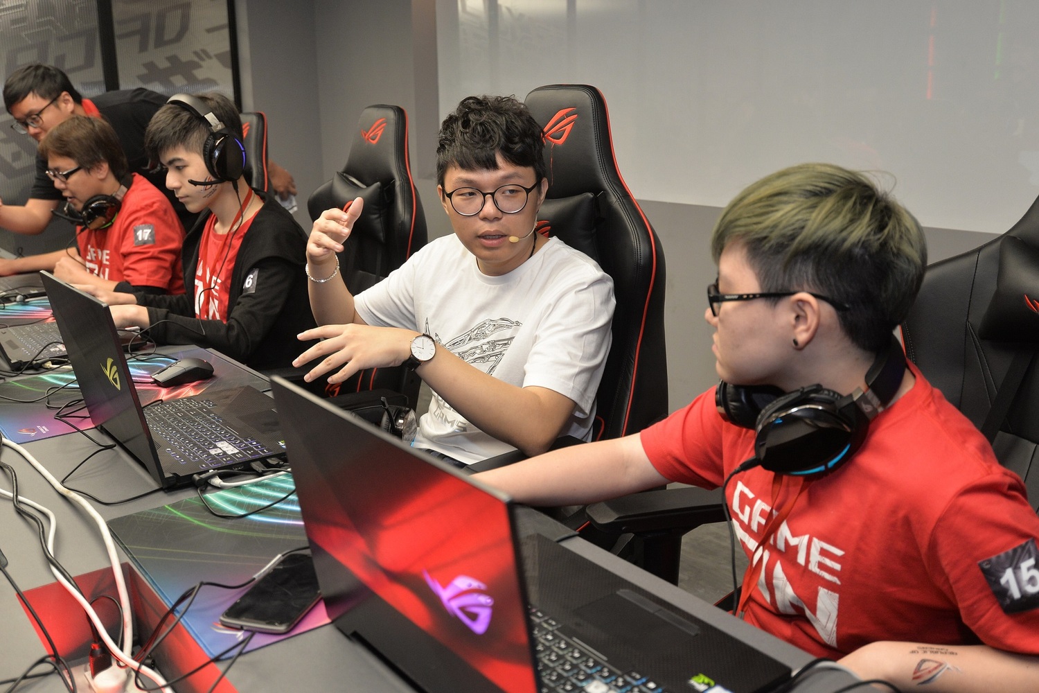 ROG亦請來「ahq Fighter」退役選手「衛生」等高手親自下場與玩家分組團練。 ROG亦請來「ahq Fighter」退役選手「衛生」等高手親自下場與玩家分組團練。