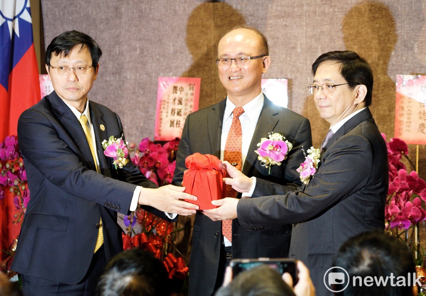 台大校長當選人管中閔今(8)日正式於台大第一行政大樓接任校長職務。 圖:張良一/攝 台大校長當選人管中閔今(8)日正式於台大第一行政大樓接任校長職務。 圖:張良一/攝