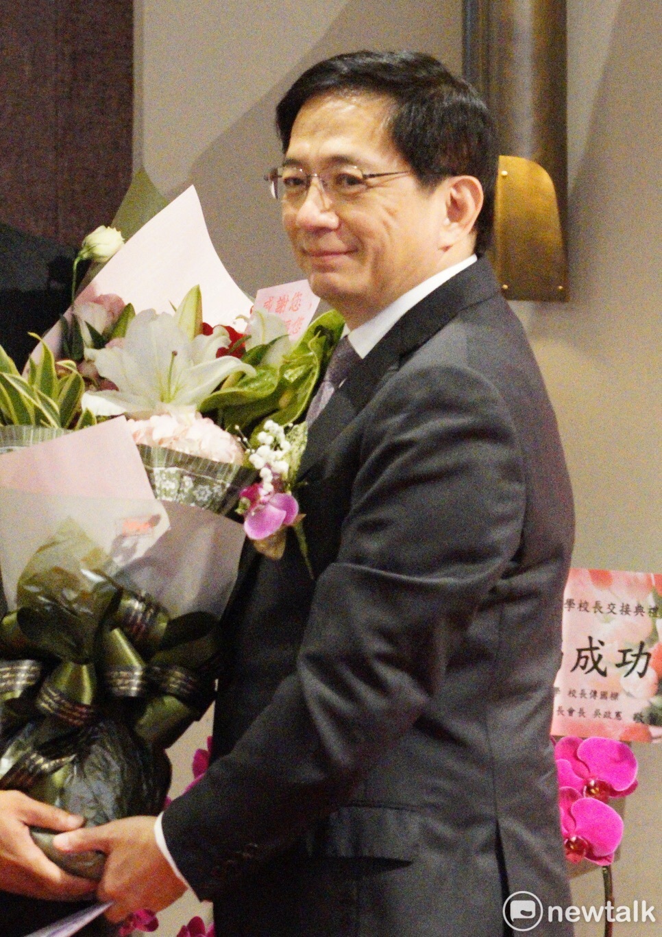 管中閔上任台大校長,據悉,今天他身上穿的全套新西裝是在格蘭訂製的,要價10餘萬元。 圖:張良一/攝 管中閔上任台大校長,據悉,今天他身上穿的全套新西裝是在格蘭訂製的,要價10餘萬元。 圖:張良一/攝
