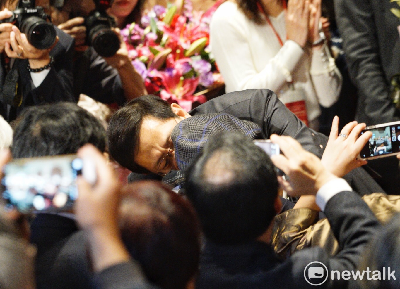 台大校長當選人管中閔於職務交接典禮當中擁抱雙親。 圖:張良一/攝 台大校長當選人管中閔於職務交接典禮當中擁抱雙親。 圖:張良一/攝