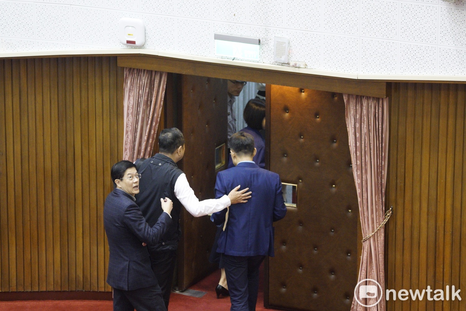 立法院臨時今(10)日傍晚完成中央政府總預算案三讀程序。 圖:張良一/攝