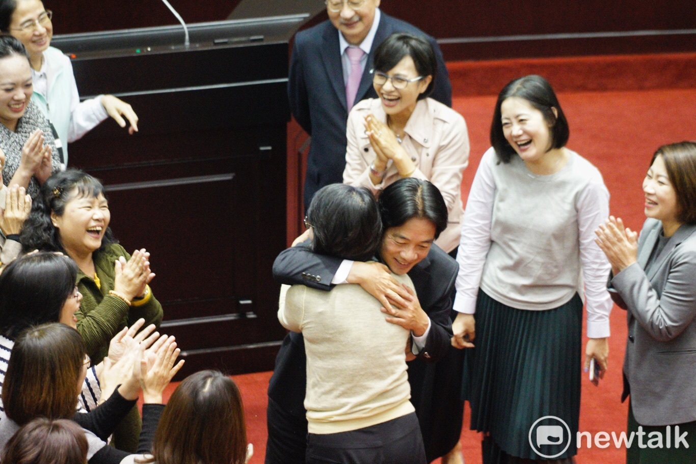 立法院臨時今(10)日傍晚完成中央政府總預算案三讀程序,行政院長賴清德於傍晚5時40分將前往立院致意,與民進黨立委一一擁抱。 圖:張良一/攝