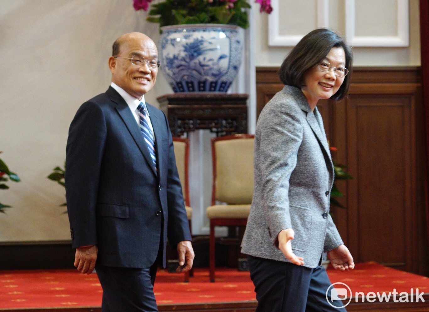 總統蔡英文與行政院長蘇貞昌到底有沒有心結,一直是政壇的熱門話題,圖為2019年一月,蔡英文宣布蘇貞昌回鍋接任行政院長。 圖:張良一/攝 總統蔡英文與行政院長蘇貞昌到底有沒有心結,一直是政壇的熱門話題,圖為2019年一月,蔡英文宣布蘇貞昌回鍋接任行政院長。 圖:張良一/攝