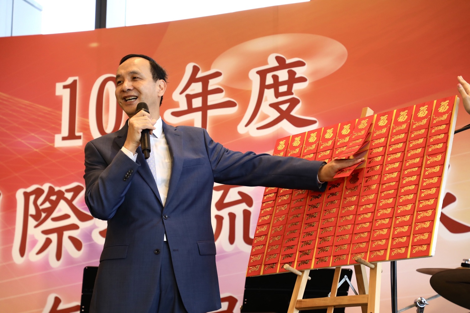 宣布參選總統的前新北市長朱立倫今天中午出席「鉅盛國際物流公司尾牙」活動。 圖:朱立倫工作室提供 宣布參選總統的前新北市長朱立倫今天中午出席「鉅盛國際物流公司尾牙」活動。 圖:朱立倫工作室提供