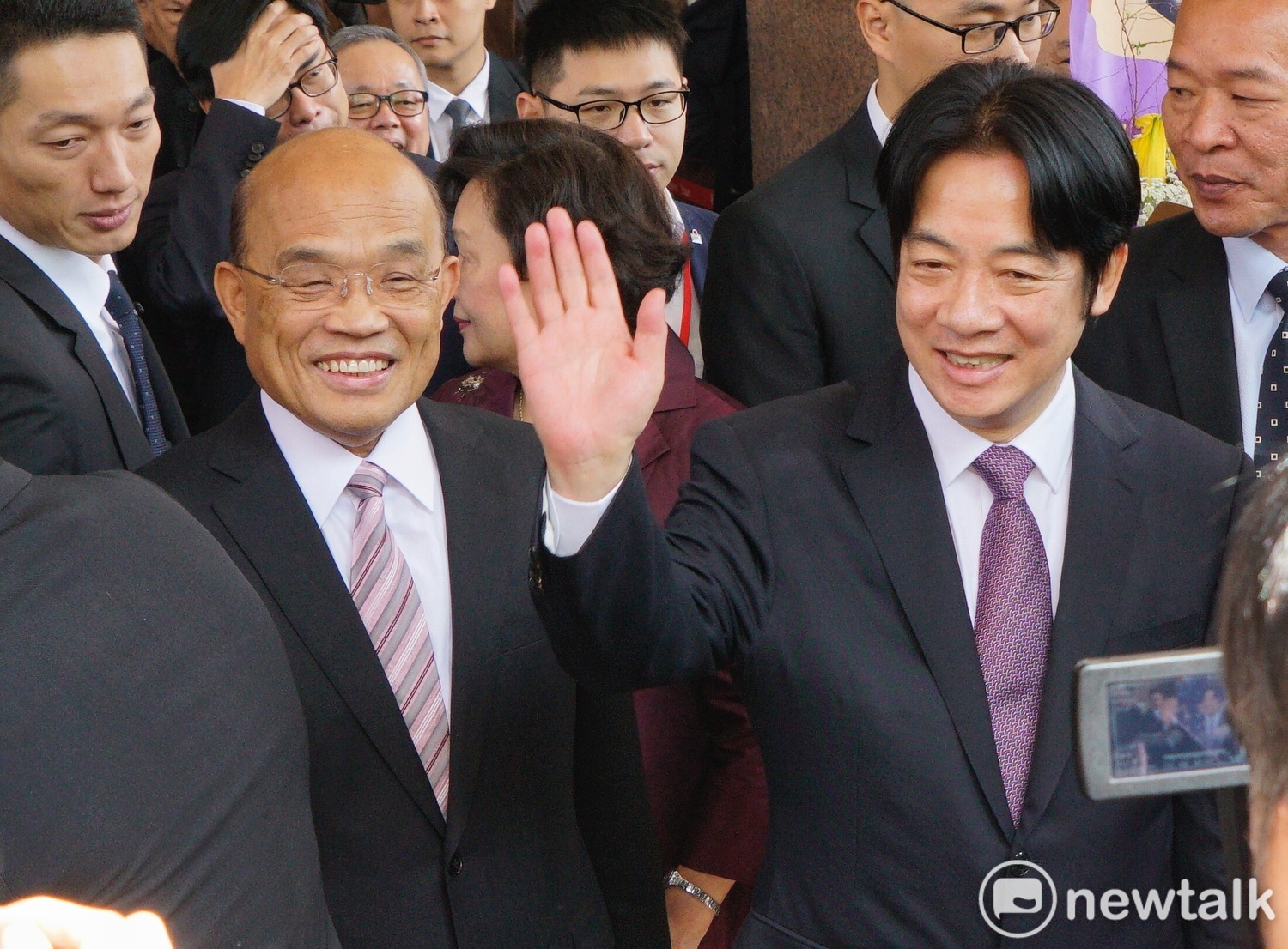 行政院新舊閣揆今(14)日進行交接,新任院長蘇貞昌、前任院長賴清德在副總統陳建仁監交下完成儀式。 圖:張良一/攝 行政院新舊閣揆今(14)日進行交接,新任院長蘇貞昌、前任院長賴清德在副總統陳建仁監交下完成儀式。 圖:張良一/攝