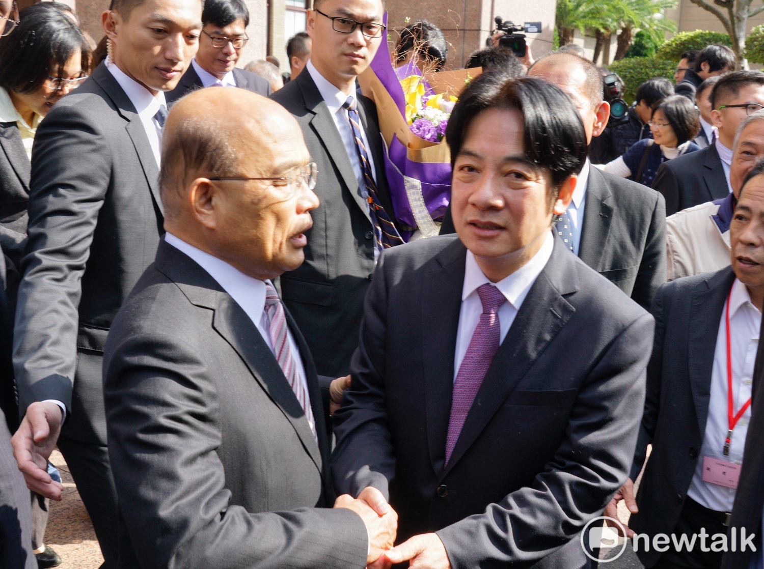 行政院新舊閣揆今(14)日進行交接,前任院長賴清德在儀式結束後與新任院長蘇貞昌交談。 圖:張良一/攝 行政院新舊閣揆今(14)日進行交接,前任院長賴清德在儀式結束後與新任院長蘇貞昌交談。 圖:張良一/攝