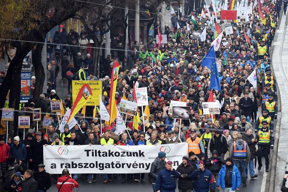 圖六: 匈牙利的運動者著黃背心倡議 圖片來源:bloomberg