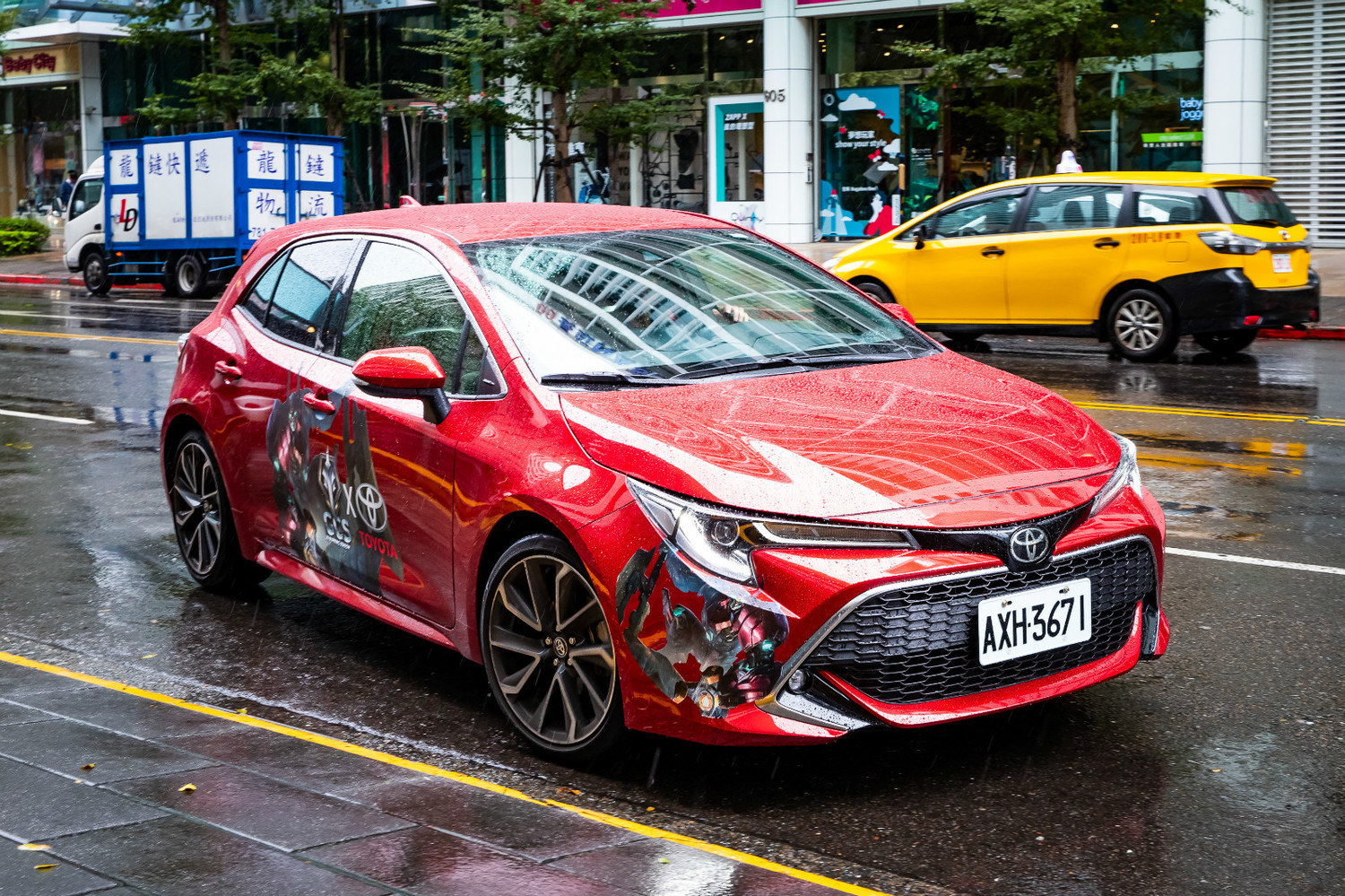 選手搭乘TOYOTA AURIS車款進場,絢麗外型與限定車貼凸顯極致操作下的巔峰狀態。 選手搭乘TOYOTA AURIS車款進場,絢麗外型與限定車貼凸顯極致操作下的巔峰狀態。