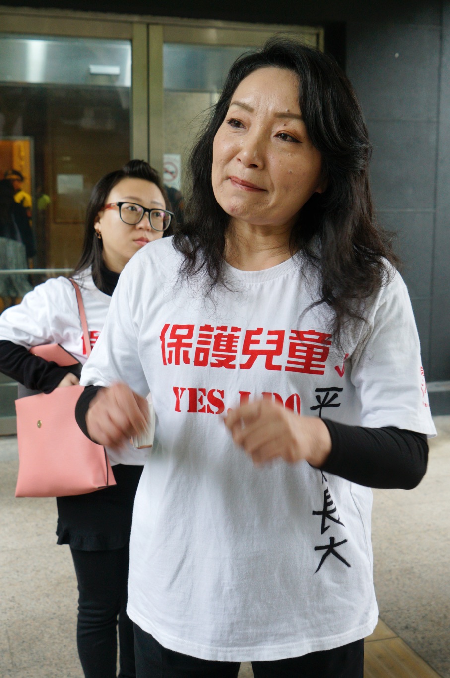 中華民國兒童權益促進協會理事長王薇君號召網友到立法院抗議,並規劃遊行希望趕快修法通過。 圖:張良一/攝 中華民國兒童權益促進協會理事長王薇君號召網友到立法院抗議,並規劃遊行希望趕快修法通過。 圖:張良一/攝