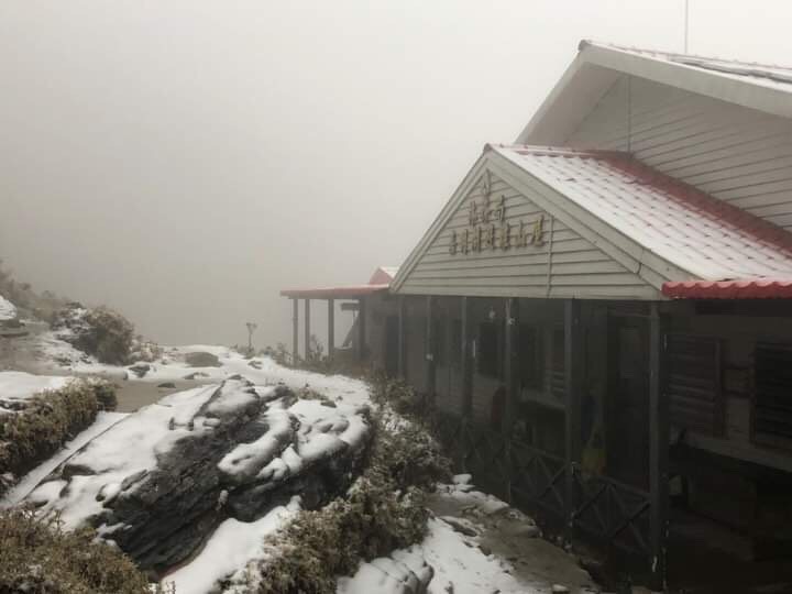 位於高雄縣桃源鄉與台東縣海端鄉之交界處的向陽山也飄雪了 圖:台東林管處嘉明湖山屋管理員曹鋼台/提供 位於高雄縣桃源鄉與台東縣海端鄉之交界處的向陽山也飄雪了 圖:台東林管處嘉明湖山屋管理員曹鋼台/提供