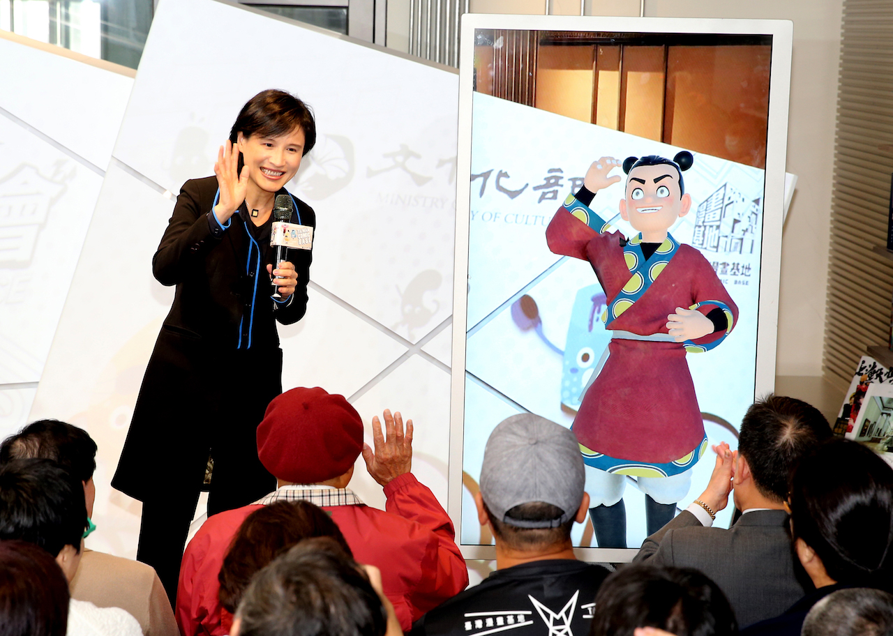 漫畫角色諸葛四郎穿越時空,與鄭麗君部長互動 圖:文化部/提供 漫畫角色諸葛四郎穿越時空,與鄭麗君部長互動 圖:文化部/提供