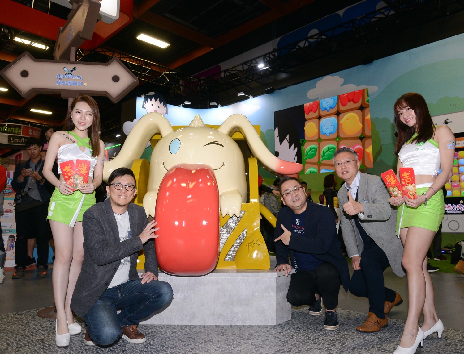 遊戲橘子在台北電玩展精心還原「魔力寶貝M」遊戲場景法蘭城,同時打造比人還高的夢幻萌寵「純白嚇人箱」,邀請玩家重溫青春回憶。 遊戲橘子在台北電玩展精心還原「魔力寶貝M」遊戲場景法蘭城,同時打造比人還高的夢幻萌寵「純白嚇人箱」,邀請玩家重溫青春回憶。