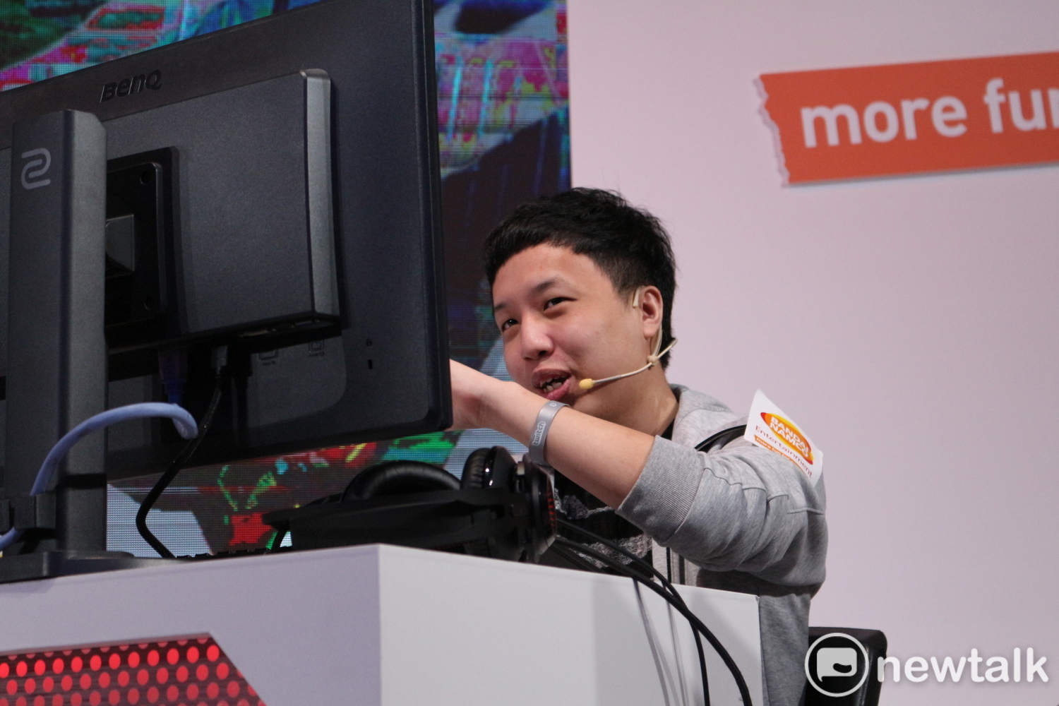 GodJJ被香酥打到只能用手擦汗。