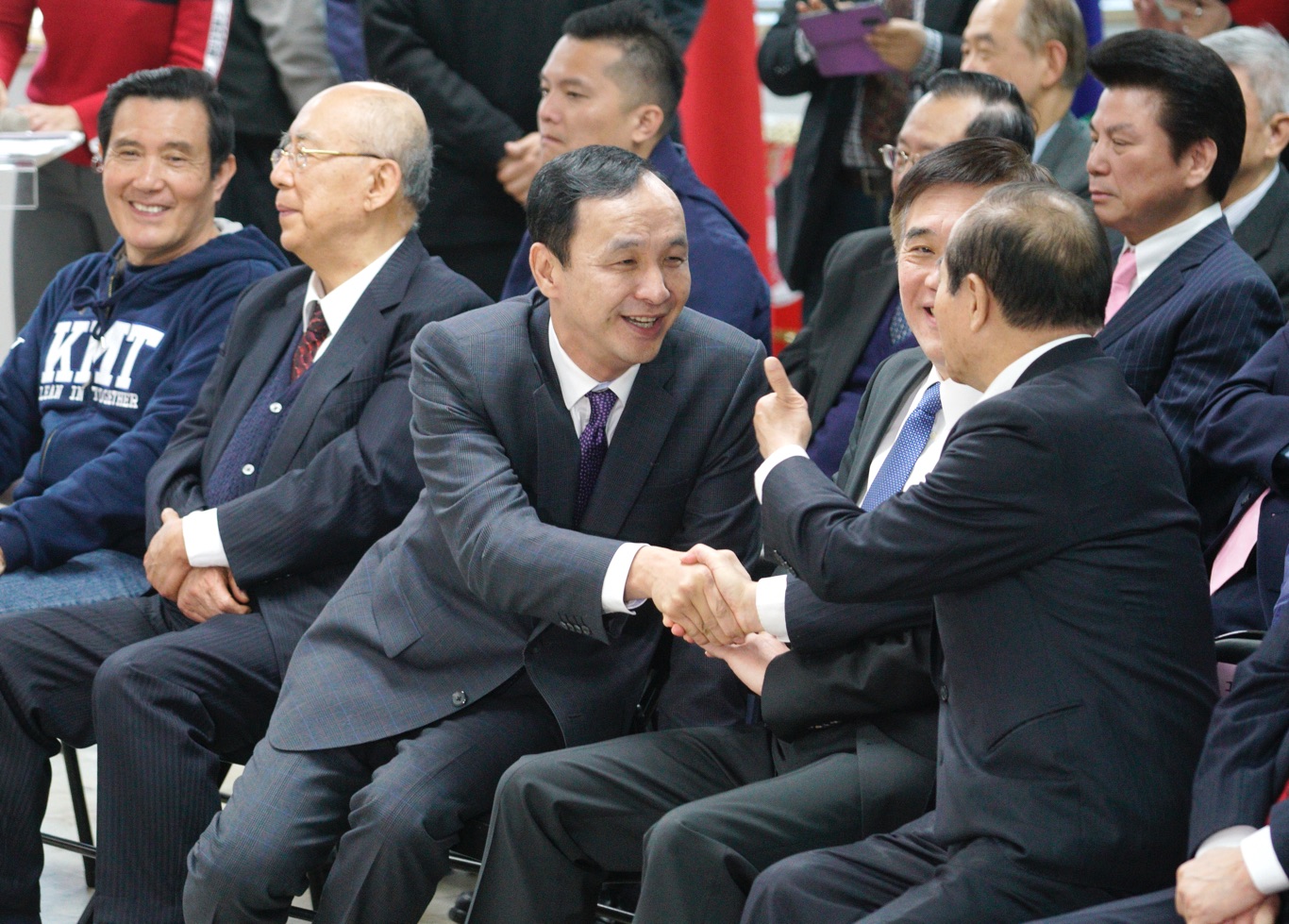 前新北市長朱立倫和前立法院長王金平在國民黨中央舉行的新春團拜上交換意見。 圖:張良一/攝 前新北市長朱立倫和前立法院長王金平在國民黨中央舉行的新春團拜上交換意見。 圖:張良一/攝