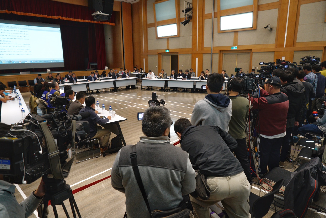 華航第三次勞資協商,現場開放媒體記者採訪和進行直播,以昭公信。 圖:張良一/攝 華航第三次勞資協商,現場開放媒體記者採訪和進行直播,以昭公信。 圖:張良一/攝