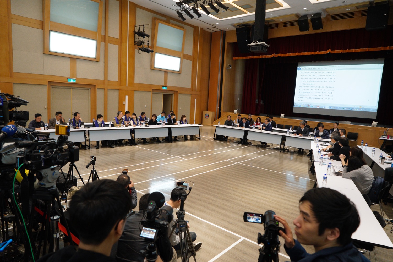 華航第三次勞資協商,現場並有大螢幕秀出相關法令和文件。 圖:張良一/攝 華航第三次勞資協商,現場並有大螢幕秀出相關法令和文件。 圖:張良一/攝
