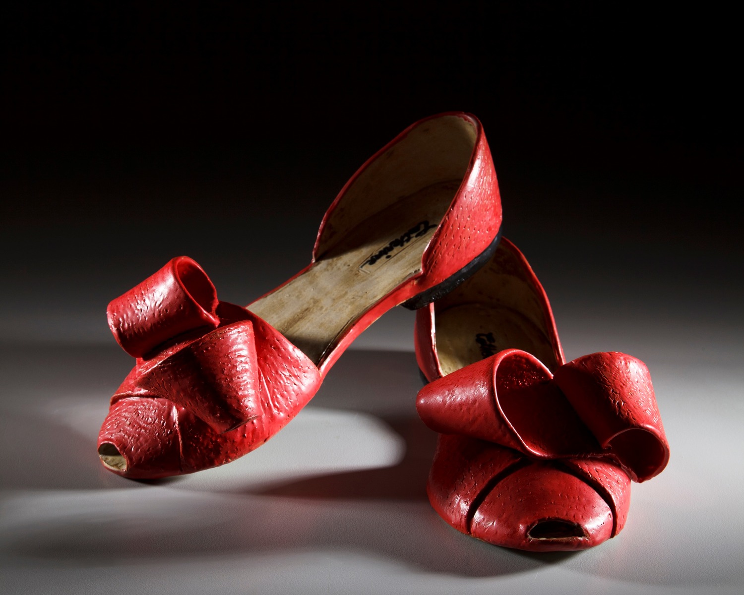 高秀蓮透過擬真技法創作皮包、鞋子等，用半無光釉色仿造皮革質感。   圖：鶯歌陶瓷博物館/提供