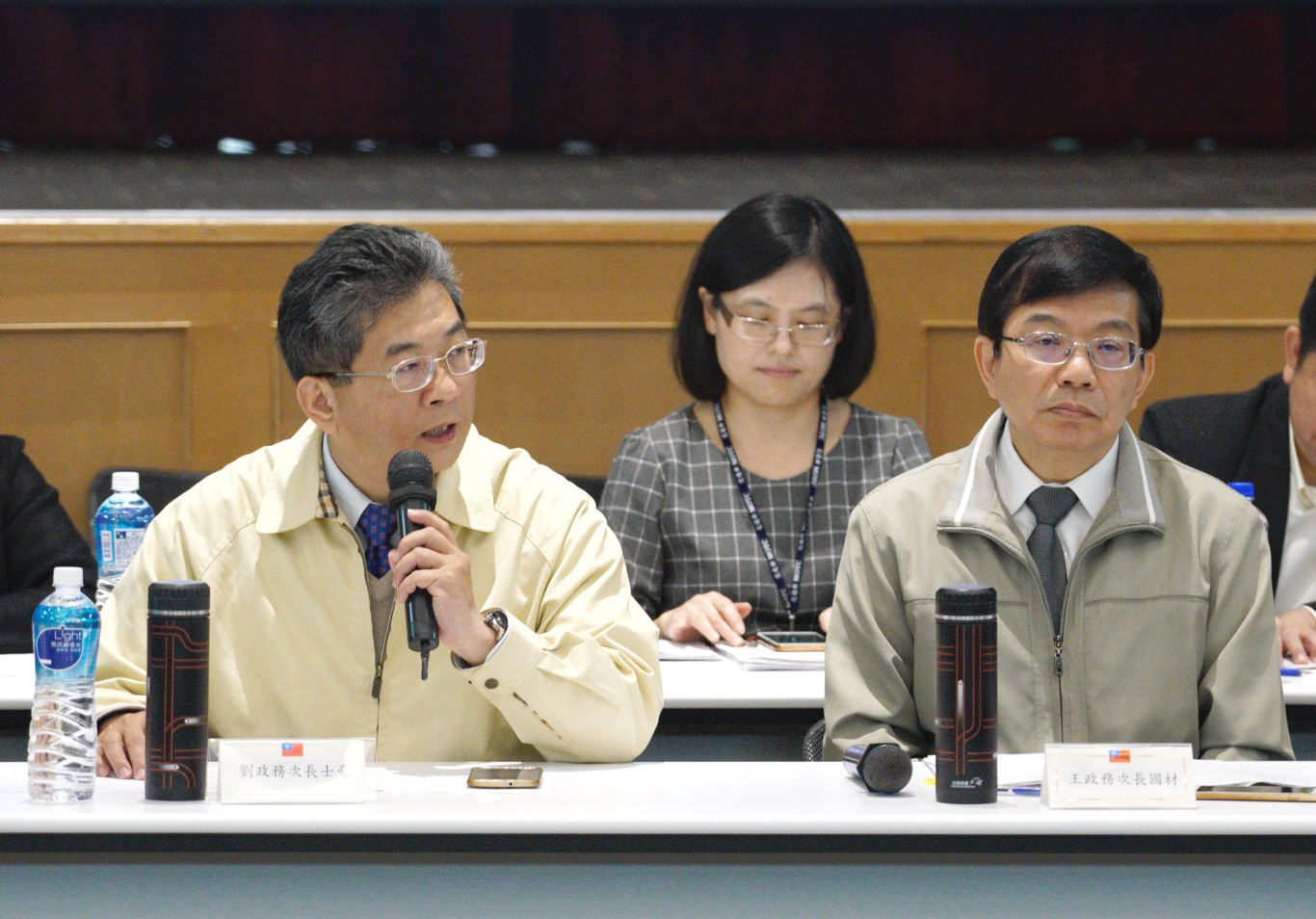 桃園機師工會與華航資方今進行第四次勞資協商,圖為共同主持人—交通部政務次長王國材、勞動部政務次長劉士豪。 圖:張良一/攝 桃園機師工會與華航資方今進行第四次勞資協商,圖為共同主持人—交通部政務次長王國材、勞動部政務次長劉士豪。 圖:張良一/攝