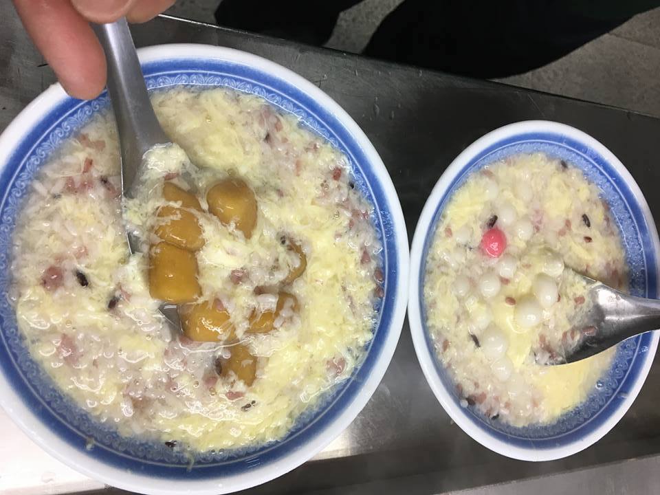 八棟圓仔湯的食材新鮮都是當日現煮現賣,大排長龍已是常態。 圖:取自八棟圓仔湯粉絲專頁 八棟圓仔湯的食材新鮮都是當日現煮現賣,大排長龍已是常態。 圖:取自八棟圓仔湯粉絲專頁