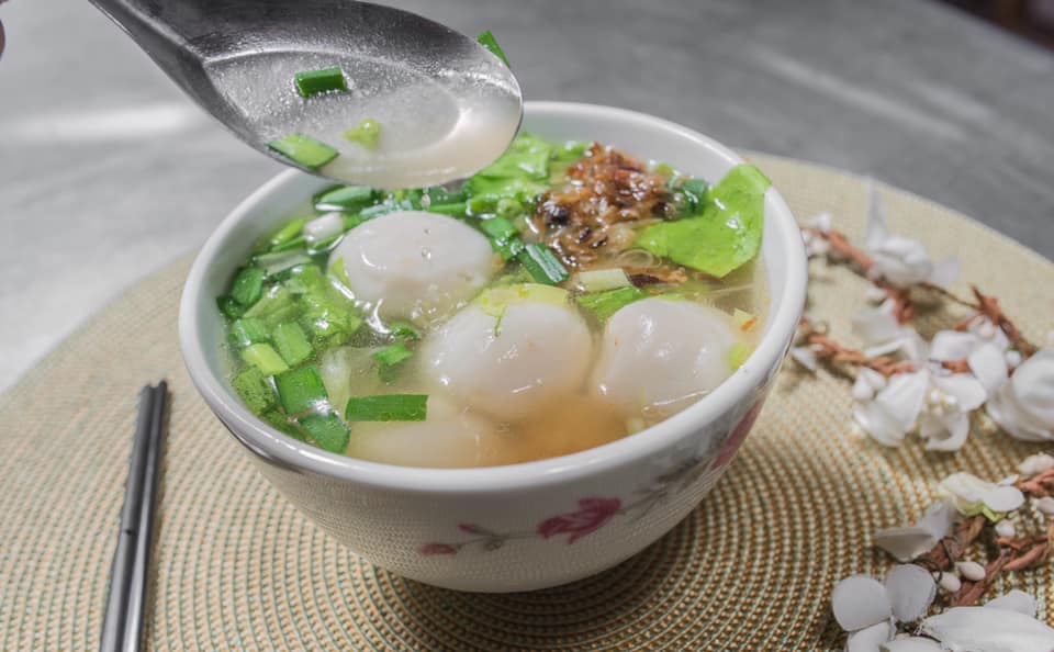 政江號的鮮肉湯圓份量足夠,搭配萵苣和油蔥烹煮的鹹湯,吃起來不僅美味,也很有飽足感。 圖:取自政江號粉絲專頁 政江號的鮮肉湯圓份量足夠,搭配萵苣和油蔥烹煮的鹹湯,吃起來不僅美味,也很有飽足感。 圖:取自政江號粉絲專頁