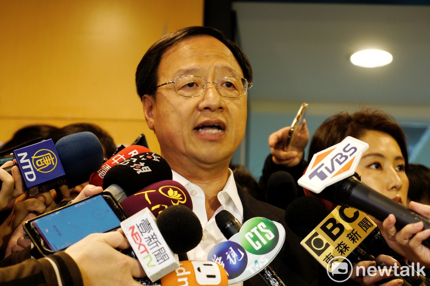 馬英九基金會與長風基金會共同舉行「能源政策 人民做主「記者會。圖為江宜樺在會前受訪。 圖:張良一/攝 馬英九基金會與長風基金會共同舉行「能源政策 人民做主「記者會。圖為江宜樺在會前受訪。 圖:張良一/攝