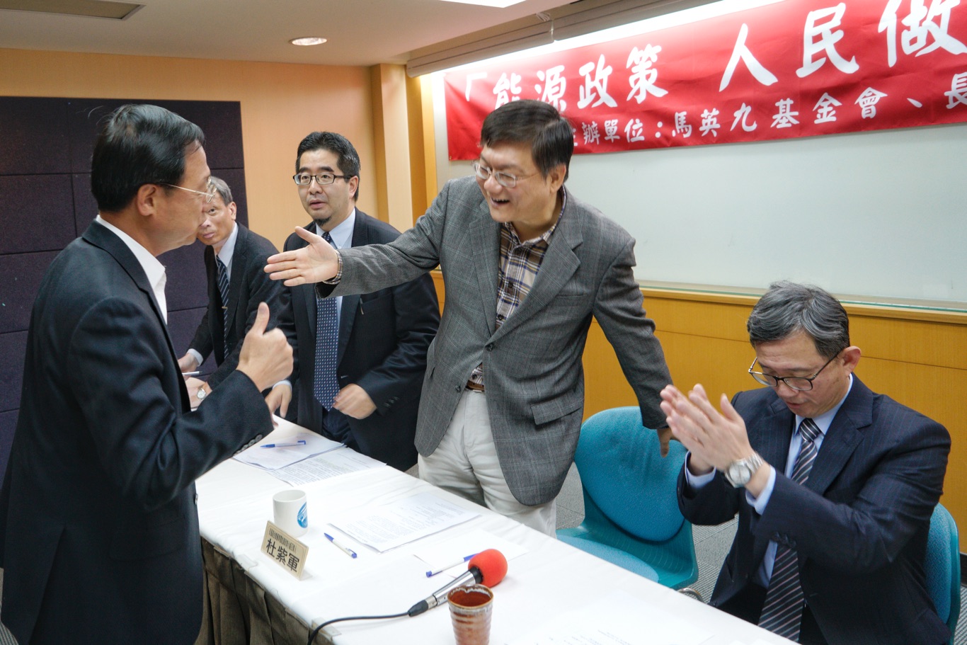 馬英九基金會與長風基金會共同舉行「能源政策 人民做主「記者會。 圖:張良一/攝 馬英九基金會與長風基金會共同舉行「能源政策 人民做主「記者會。 圖:張良一/攝