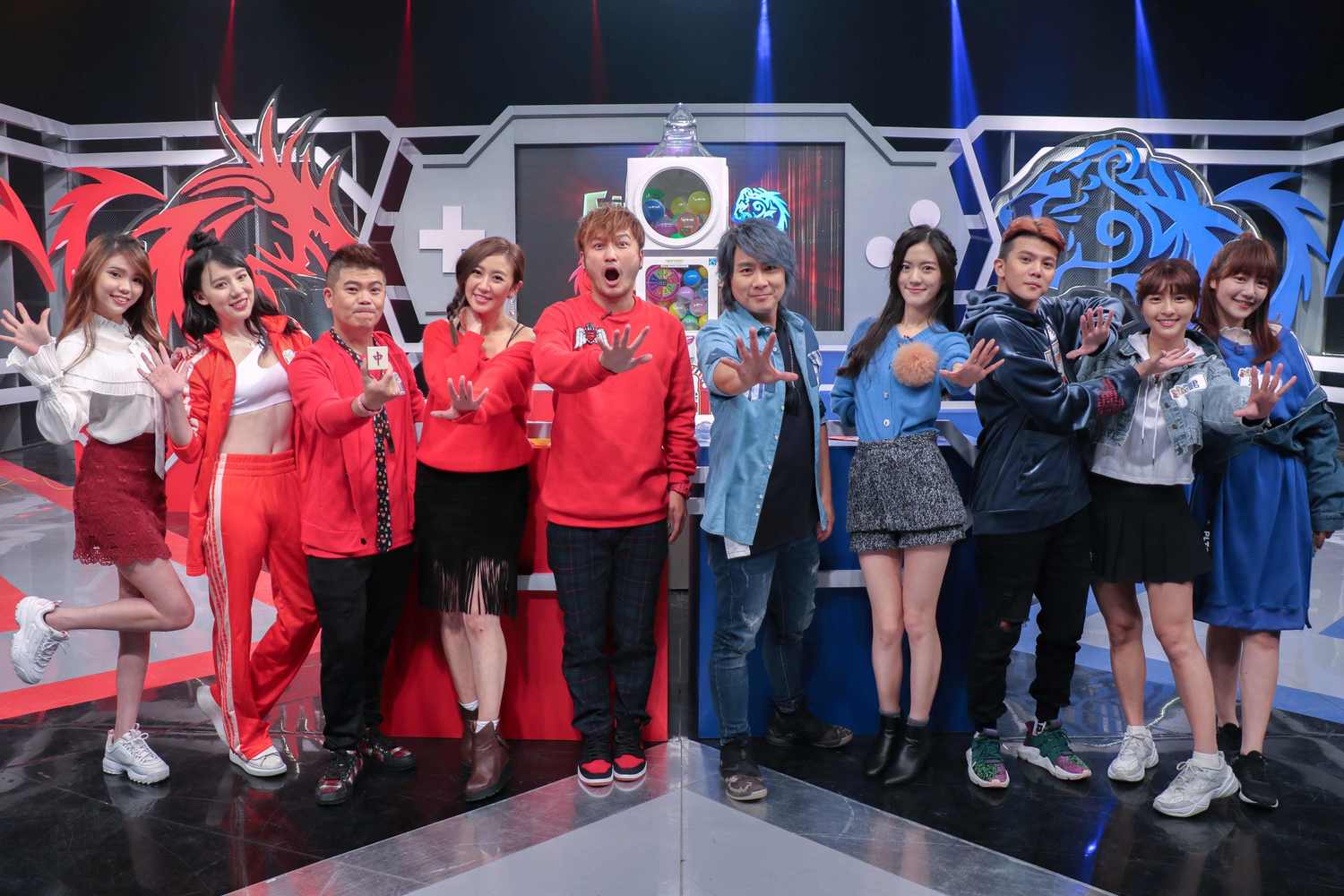 本集來賓大合照:Zoe(左起)、王宣、馬國畢、蔡允潔、KID、王仁甫、JOJO、孫生、峮峮、泱泱。 本集來賓大合照:Zoe(左起)、王宣、馬國畢、蔡允潔、KID、王仁甫、JOJO、孫生、峮峮、泱泱。