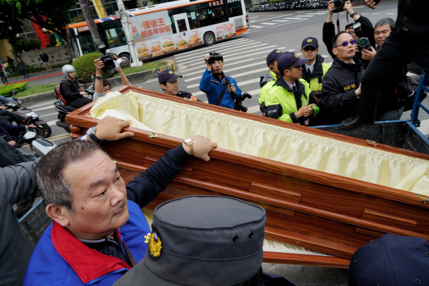 不滿行政院長蘇貞昌「掃帚說」,中華統一促進黨總裁「白狼」張安樂今(26)日早上帶200人與棺材赴立院抗議! 圖: 張良一/攝 不滿行政院長蘇貞昌「掃帚說」,中華統一促進黨總裁「白狼」張安樂今(26)日早上帶200人與棺材赴立院抗議! 圖: 張良一/攝