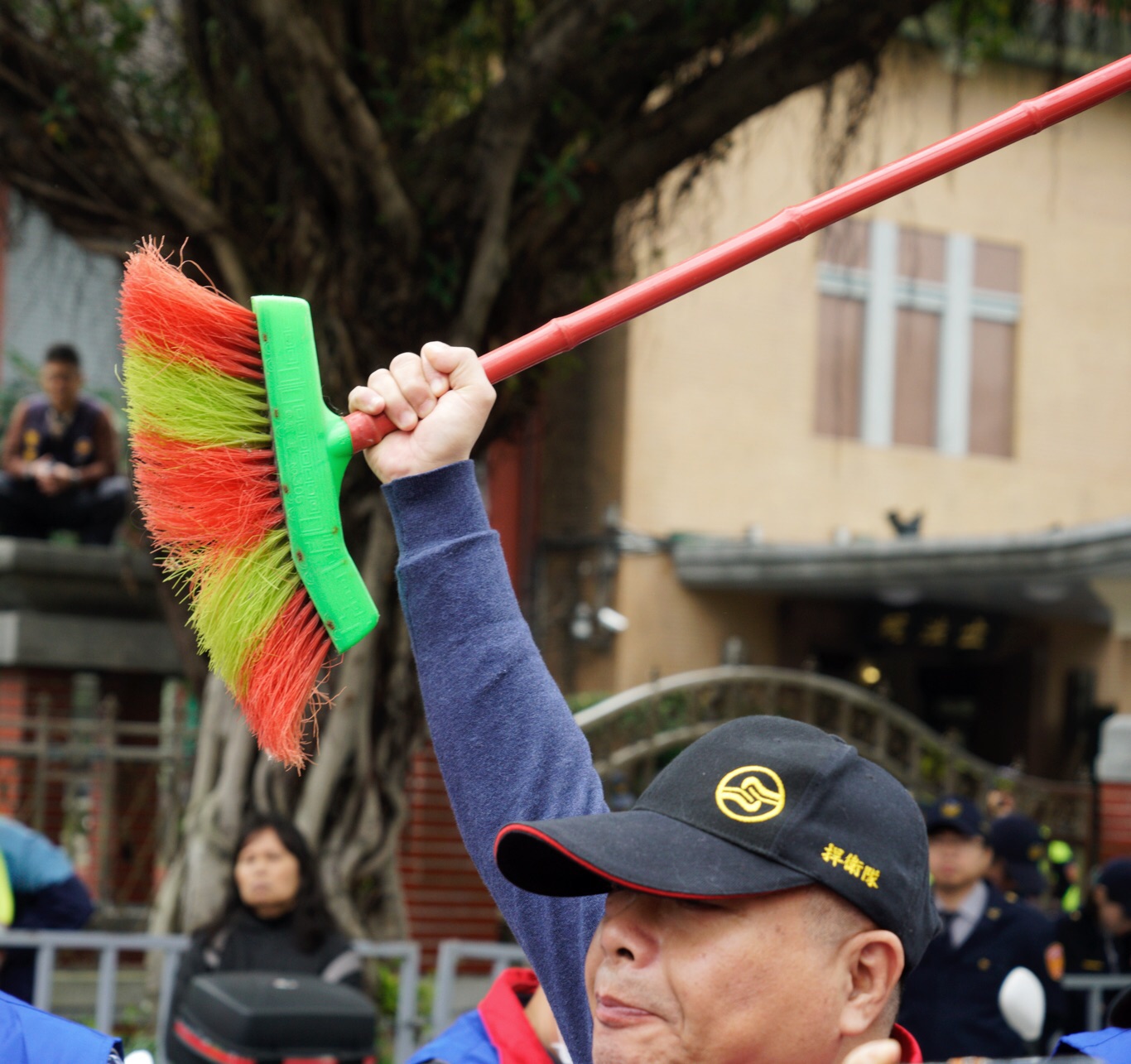 不滿行政院長蘇貞昌「掃帚說」,中華統一促進黨總裁「白狼」張安樂今(26)日早上帶200人與棺材赴立院抗議! 圖: 張良一/攝 不滿行政院長蘇貞昌「掃帚說」,中華統一促進黨總裁「白狼」張安樂今(26)日早上帶200人與棺材赴立院抗議! 圖: 張良一/攝