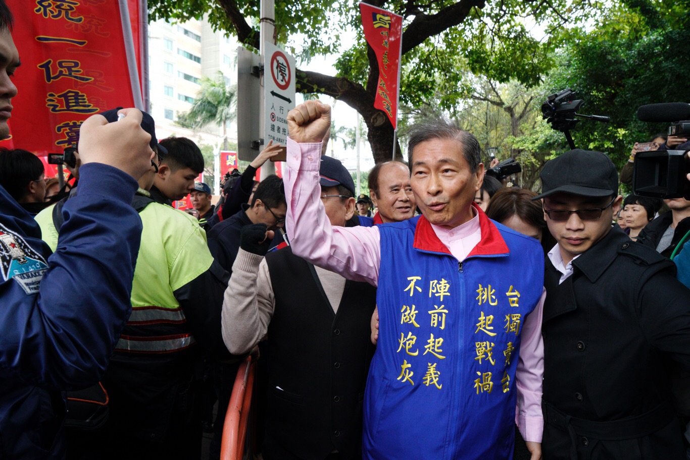 不滿行政院長蘇貞昌「掃帚說」,中華統一促進黨總裁「白狼」張安樂今(26)日早上帶200人與棺材赴立院抗議! 圖: 張良一/攝 不滿行政院長蘇貞昌「掃帚說」,中華統一促進黨總裁「白狼」張安樂今(26)日早上帶200人與棺材赴立院抗議! 圖: 張良一/攝