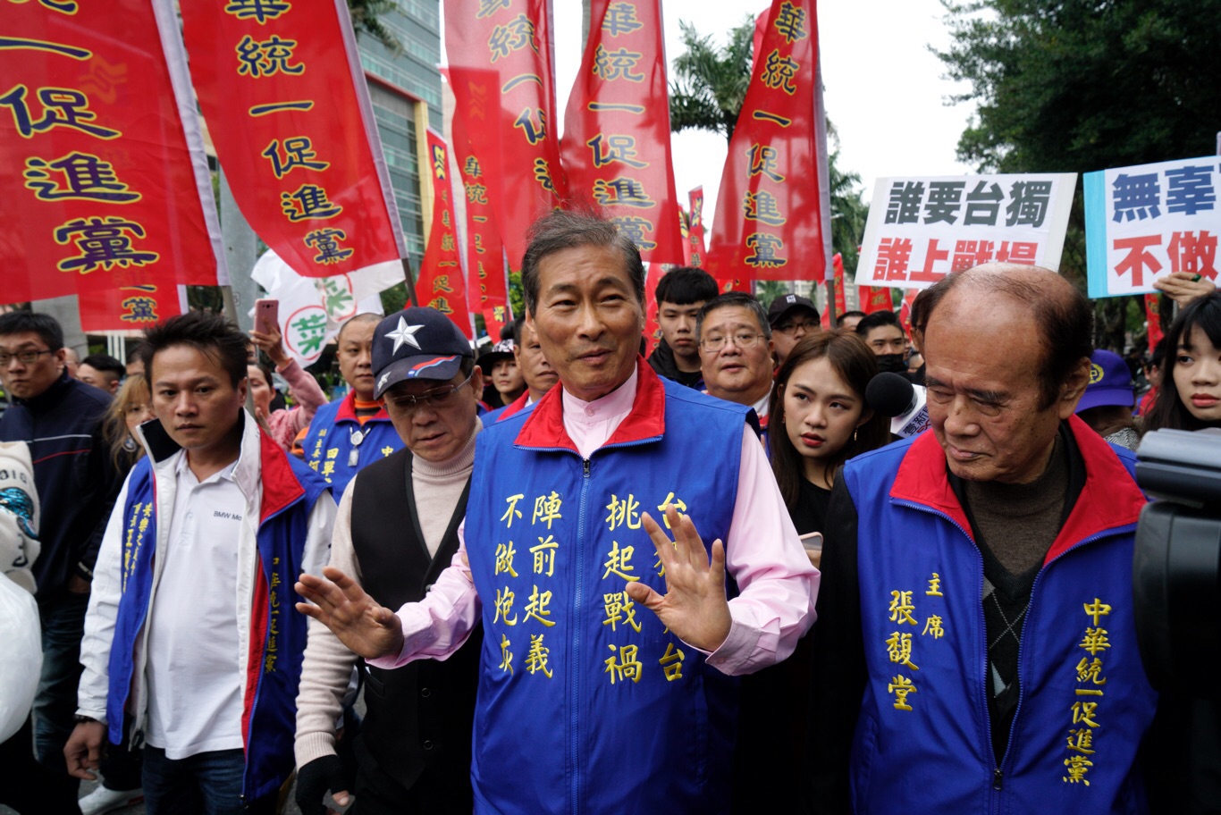 不滿行政院長蘇貞昌「掃帚說」,中華統一促進黨總裁「白狼」張安樂今(26)日早上帶200人與棺材赴立院抗議! 圖: 張良一/攝 不滿行政院長蘇貞昌「掃帚說」,中華統一促進黨總裁「白狼」張安樂今(26)日早上帶200人與棺材赴立院抗議! 圖: 張良一/攝