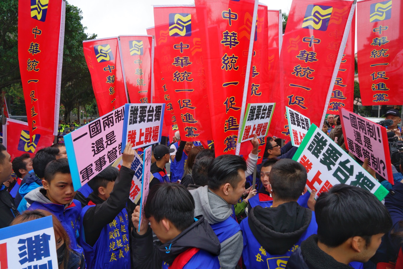不滿行政院長蘇貞昌「掃帚說」,中華統一促進黨總裁「白狼」張安樂今(26)日早上帶200人與棺材赴立院抗議! 圖: 張良一/攝 不滿行政院長蘇貞昌「掃帚說」,中華統一促進黨總裁「白狼」張安樂今(26)日早上帶200人與棺材赴立院抗議! 圖: 張良一/攝