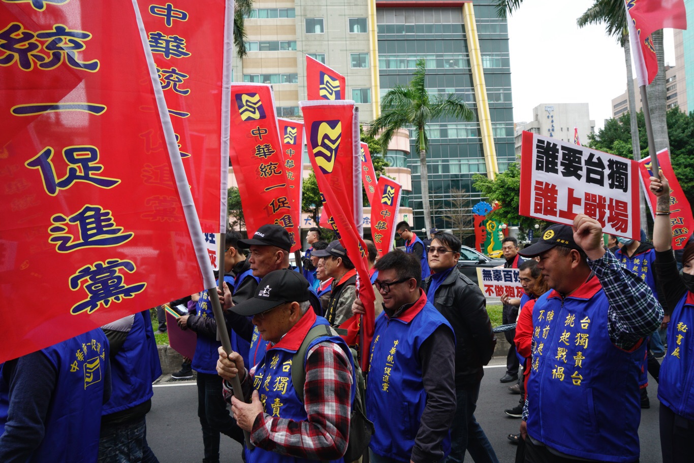 不滿行政院長蘇貞昌「掃帚說」,中華統一促進黨總裁「白狼」張安樂今(26)日早上帶200人與棺材赴立院抗議! 圖: 張良一/攝 不滿行政院長蘇貞昌「掃帚說」,中華統一促進黨總裁「白狼」張安樂今(26)日早上帶200人與棺材赴立院抗議! 圖: 張良一/攝